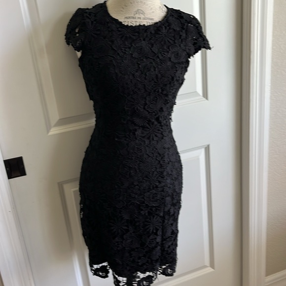 EUC Lulus Black Lace overlay Open-back Dress size small - Picture 3 of 8